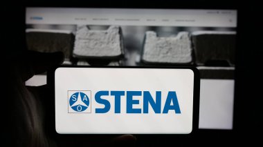 Stuttgart, Almanya - 06-01-2025: İsveçli geri dönüşüm şirketi Stena Metall AB 'nin logosuna sahip cep telefonu web sayfası önünde ekranda. Telefon ekranına odaklan.