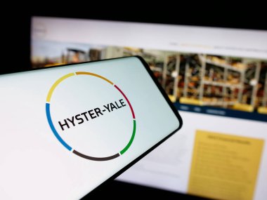 Stuttgart, Almanya - 06-01-2025: Web sitesi önünde Hyster-Yale Material Handling Inc. 'nin logosuna sahip akıllı telefon. Telefon ekranının merkezine odaklan.