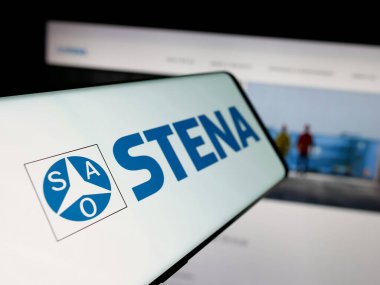 Stuttgart, Almanya - 06-01-2025: İsveçli geri dönüşüm şirketi Stena Metall AB 'nin logosuna sahip akıllı telefon web sitesinin önünde ekranda. Telefon ekranının soluna odaklan.