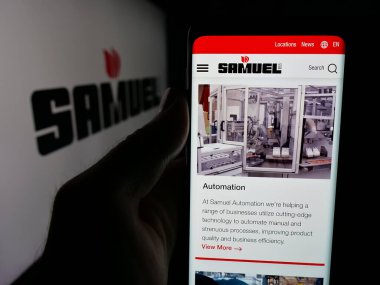 Stuttgart, Almanya - 06-02-2025: Metal işleme şirketi Samuel Son Co. 'nun web sayfası ile akıllı telefon sahibi kişi logonun önünde ekranda. Telefon ekranının merkezine odaklan.