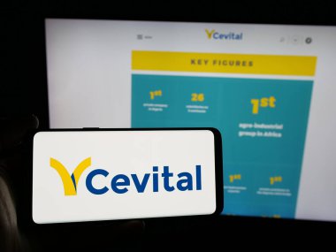 Stuttgart, Almanya - 06-02-2025: Cezayirli şirket Cevital Group 'un logosunun bulunduğu akıllı telefon web sitesinin önünde ekranda. Telefon ekranına odaklan.