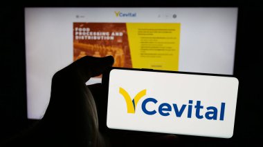 Stuttgart, Almanya - 06-02-2025: Cezayirli şirket Cevital Group 'un logosunun bulunduğu cep telefonu web sayfası önünde ekranda. Telefon ekranına odaklan.