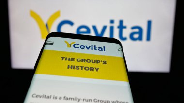 Stuttgart, Almanya - 06-02-2025: Cezayirli şirket Cevital Group 'un web sitesiyle birlikte logo önünde cep telefonu. Telefon ekranının sol üst kısmına odaklan.