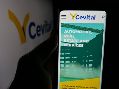 Stuttgart, Almanya - 06-02-2025: Cezayirli Cevital Group 'un internet sayfası logonun önünde duran kişi. Telefon ekranının merkezine odaklan.