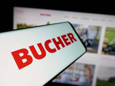 Stuttgart, Almanya - 06-02-2025: İsviçreli makine şirketi Bucher Industries AG 'nin logosuna sahip akıllı telefon web sitesinin önünde ekranda. Telefon ekranının merkez soluna odaklan.
