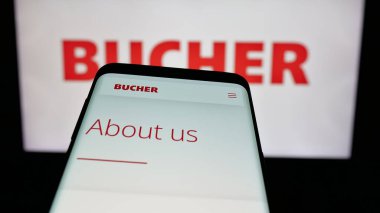 Stuttgart, Almanya - 06-02-2025: İsviçre 'li makine şirketi Bucher Industries AG' nin web sitesiyle birlikte logo önünde ekranda. Telefon ekranının sol üst kısmına odaklan.