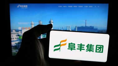 Stuttgart, Almanya - 06-02-2025: Çinli kimya şirketi Fufeng Group Ltd. 'nin logosu olan cep telefonu web sayfası önünde ekranda. Telefon ekranına odaklan.