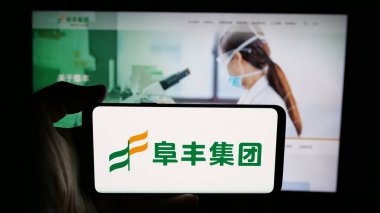 Stuttgart, Almanya - 06-02-2025: Çinli kimya şirketi Fufeng Group Ltd. 'nin logosu olan cep telefonu web sayfasının önünde ekranda. Telefon ekranına odaklan.