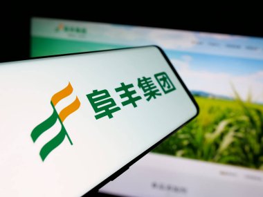 Stuttgart, Almanya - 06-02-2025: Çinli kimya şirketi Fufeng Group Ltd. logosuna sahip akıllı telefon web sitesinin önünde ekranda. Telefon ekranının merkez soluna odaklan.