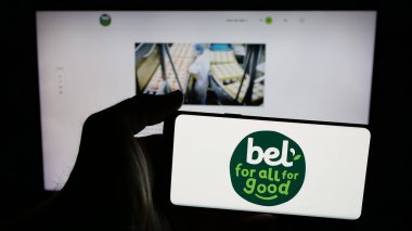 Stuttgart, Almanya - 06-02-2025: Fransız peynir şirketi Groupe Bel 'in logosunun bulunduğu cep telefonu web sayfasının önünde ekranda. Telefon ekranına odaklan.