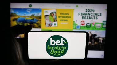 Stuttgart, Almanya - 06-02-2025: Fransız peynir şirketi Groupe Bel 'in logosunun bulunduğu cep telefonu web sayfası önünde ekranda. Telefon ekranına odaklan.