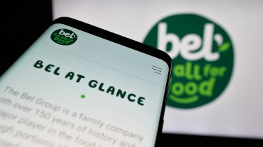 Stuttgart, Almanya - 06-02-2025: Fransız peynir şirketi Groupe Bel 'in web sitesiyle birlikte logo önünde cep telefonu. Telefon ekranının sol üst kısmına odaklan.