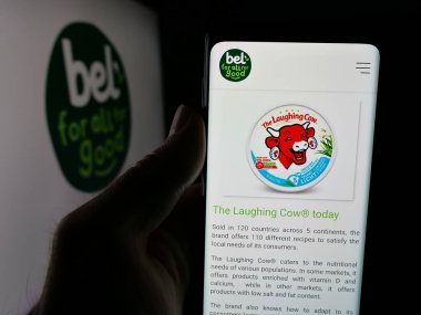 Stuttgart, Almanya - 06-02-2025: Fransız peynir şirketi Groupe Bel 'in internet sayfası olan cep telefonu logosu önünde ekranda. Telefon ekranının merkezine odaklan.
