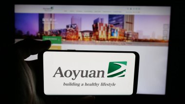 Stuttgart, Almanya - 06-02-2025: Mülk şirketi Aoyuan Group Limited 'in logosunun bulunduğu cep telefonu web sayfası önünde ekranda. Telefon ekranına odaklan.