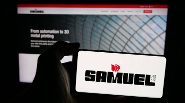 Stuttgart, Almanya - 06-02-2025: Metal işleme şirketi Samuel Son Co. 'nun logosu olan cep telefonu web sayfası önünde ekranda. Telefon ekranına odaklan.