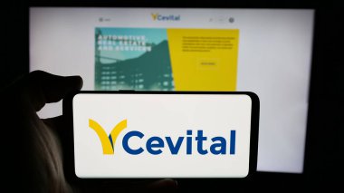 Stuttgart, Almanya - 06-02-2025: Cezayirli şirket Cevital Group 'un logosunun bulunduğu cep telefonu web sayfası önünde ekranda. Telefon ekranına odaklan.
