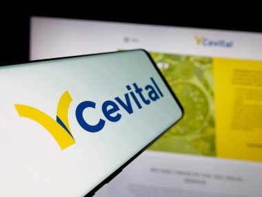 Stuttgart, Almanya - 06-02-2025: Cezayirli şirket Cevital Group logosunun yer aldığı akıllı telefon web sitesinin önünde ekranda. Telefon ekranının merkez soluna odaklan.