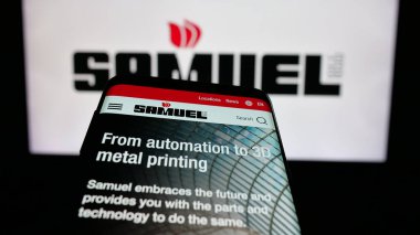 Stuttgart, Almanya - 06-02-2025: Metal işleme şirketi Samuel Son Co. 'nun web sitesiyle birlikte cep telefonu logonun önünde ekranda. Telefon ekranının sol üst kısmına odaklan.