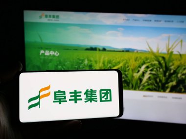 Stuttgart, Almanya - 06-02-2025: Çinli kimya şirketi Fufeng Group Ltd. 'nin logosuna sahip kişi web sitesinin önünde ekranda. Telefon ekranına odaklan.