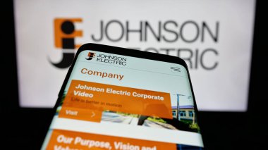 Stuttgart, Almanya - 06-04-2025: Johnson Electric Holding Limited şirketinin web sitesi logo önünde ekranda. Telefon ekranının sol üst kısmına odaklan.