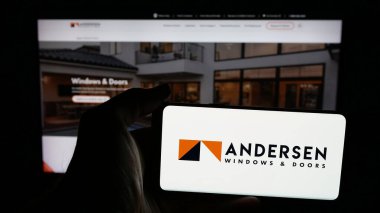 Stuttgart, Almanya - 06-04-2025: ABD 'li pencere şirketi Andersen Corporation' ın logosunun bulunduğu cep telefonu web sayfası önünde ekranda. Telefon ekranına odaklan.
