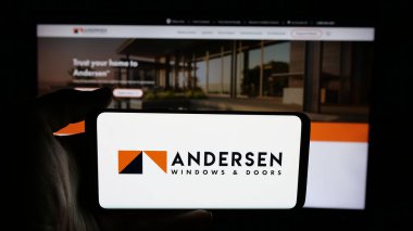 Stuttgart, Almanya - 06-04-2025: ABD 'li pencere şirketi Andersen Corporation' ın logosunun bulunduğu cep telefonu web sayfası önünde ekranda. Telefon ekranına odaklan.