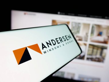 Stuttgart, Almanya - 06-04-2025: İnternet sitesi önünde ekranda ABD 'li pencere şirketi Andersen Corporation' ın logosuna sahip akıllı telefon. Telefon ekranının soluna odaklan.