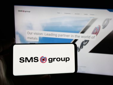 Stuttgart, Almanya - 06-04-2025: Alman mühendislik şirketi GmbH 'nin logosunu taşıyan kişi web sitesinin önünde ekranda. Telefon ekranına odaklan.