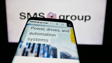 Stuttgart, Almanya - 06-04-2025: Alman mühendislik şirketi GmbH 'nin web sitesiyle birlikte cep telefonu logonun önünde ekranda. Telefon ekranının sol üst kısmına odaklan.