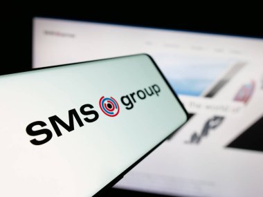 Stuttgart, Almanya - 06-04-2025: Alman mühendislik şirketi GmbH 'nin logosuna sahip akıllı telefon web sitesinin önünde ekranda. Telefon ekranının merkez soluna odaklan.