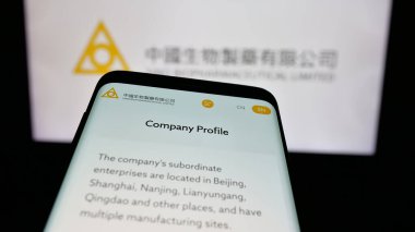 Stuttgart, Almanya - 06-04-2025: Sino Biyofarmasötik (Biyozararlı) web siteli cep telefonu logonun önünde ekranda. Telefon ekranının sol üst kısmına odaklan.