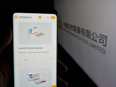 Stuttgart, Almanya - 06-04-2025: Sino Biyofarmasötik 'in (Biopharm) web sayfası olan cep telefonu sahibi kişi logonun önünde ekranda görülüyor. Telefon ekranının merkezine odaklan.