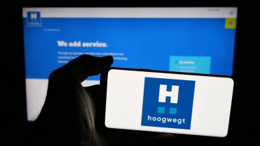 Stuttgart, Almanya - 06-04-2025: Hollandalı süt ürünleri şirketi Hoogwegt Groep B.V. 'nin logosunun bulunduğu cep telefonu web sayfası önünde ekranda. Telefon ekranına odaklan.