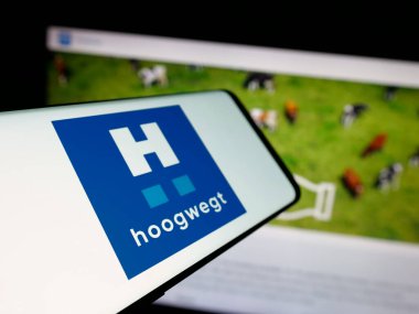 Stuttgart, Almanya - 06-04-2025: Hollandalı süt ürünleri şirketi Hoogwegt Groep B.V. 'nin logosuna sahip akıllı telefon web sitesinin önünde ekranda. Telefon ekranının merkez soluna odaklan.