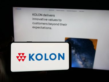 Stuttgart, Almanya - 06-04-2025: Koreli kimya şirketi Kolon Corporation 'ın logosunu taşıyan kişi web sitesinin önünde ekranda. Telefon ekranına odaklan.