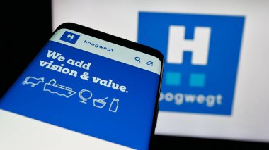 Stuttgart, Almanya - 06-04-2025: Hollandalı süt ürünleri şirketi Hoogwegt Groep B.V. 'nin web sitesiyle birlikte logo önünde cep telefonu. Telefon ekranının sol üst kısmına odaklan.