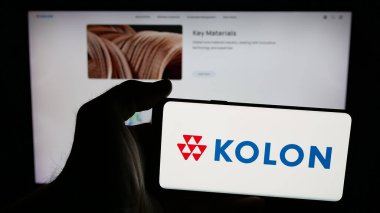 Stuttgart, Almanya - 06-04-2025: Koreli kimya şirketi Kolon Corporation 'ın logosunun bulunduğu cep telefonu web sayfası önünde ekranda. Telefon ekranına odaklan.