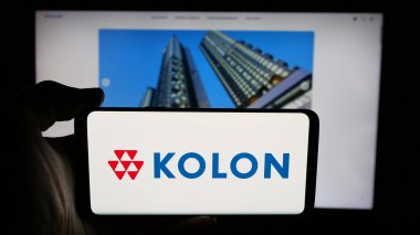 Stuttgart, Almanya - 06-04-2025: Koreli kimya şirketi Kolon Corporation 'ın logosunun bulunduğu cep telefonu web sayfası önünde ekranda. Telefon ekranına odaklan.