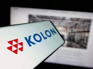 Stuttgart, Almanya - 06-04-2025: Koreli kimya şirketi Kolon Corporation 'ın logosuna sahip akıllı telefon web sitesinin önünde ekranda. Telefon ekranının soluna odaklan.