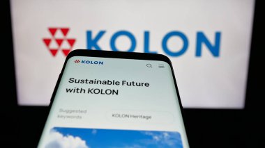 Stuttgart, Almanya - 06-04-2025: Koreli kimya şirketi Kolon Corporation 'ın web sitesiyle birlikte logo önünde ekranda. Telefon ekranının sol üst kısmına odaklan.