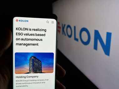 Stuttgart, Almanya - 06-04-2025: Koreli kimya şirketi Kolon Corporation 'ın web sitesi ile akıllı telefon taşıyan kişi logonun önünde ekranda. Telefon ekranının merkezine odaklan.