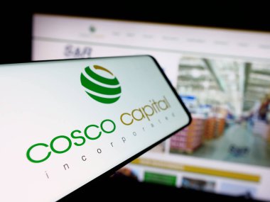 Stuttgart, Almanya - 06-04-2025: Yatırım şirketi Cosco Capital Inc. 'in logosuna sahip akıllı telefon web sitesinin önünde ekranda. Telefon ekranının merkez soluna odaklan.