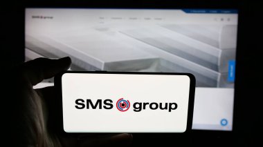 Stuttgart, Almanya - 06-04-2025: Alman mühendislik şirketi GmbH 'nin logosunun bulunduğu cep telefonu web sayfası önünde ekranda. Telefon ekranına odaklan.