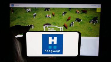 Stuttgart, Almanya - 06-04-2025: Hollandalı mandıra şirketi Hoogwegt Groep B.V. 'nin logosunun bulunduğu cep telefonu web sayfası önünde ekranda. Telefon ekranına odaklan.