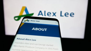 Stuttgart, Almanya - 06-05-2025: ABD 'li market toptancısı Alex Lee Inc.' in web sitesi logonun önünde ekranda. Telefon ekranının sol üst kısmına odaklan.