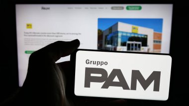Stuttgart, Almanya - 06-05-2025: İtalyan perakende şirketi Gruppo PAM S.P.A. 'nın logosunun bulunduğu cep telefonu web sayfası önünde ekranda. Telefon ekranına odaklan.
