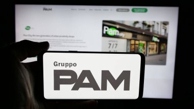 Stuttgart, Almanya - 06-05-2025: İtalyan perakende şirketi Gruppo PAM S.P.A. 'nın logosunun bulunduğu cep telefonu web sayfası önünde ekranda. Telefon ekranına odaklan.
