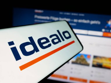 Stuttgart, Almanya - 06-05-2025: İnternet sitesinin önündeki ekranda fiyat karşılaştırma şirketi idealo Internet GmbH logosuna sahip akıllı telefon. Telefon ekranının merkez soluna odaklan.
