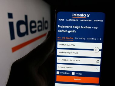 Stuttgart, Almanya - 06-05-2025: Cep telefonunda fiyat karşılaştırma şirketi idealo Internet GmbH 'nin web sayfası bulunan kişi logonun önünde ekranda. Telefon ekranının merkezine odaklan.