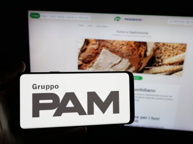 Stuttgart, Almanya - 06-05-2025: İtalyan perakende firması Gruppo PAM S.P.A. 'nın logosuna sahip kişi web sitesinin önünde ekranda. Telefon ekranına odaklan.